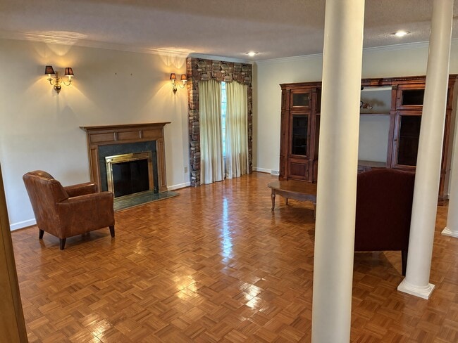 Building Photo - 926 Millercrest Dr