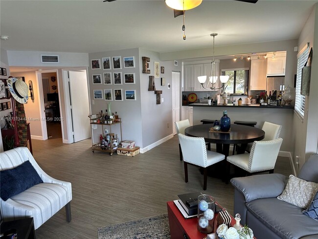 Foto del edificio - 15535 N Miami Lakeway