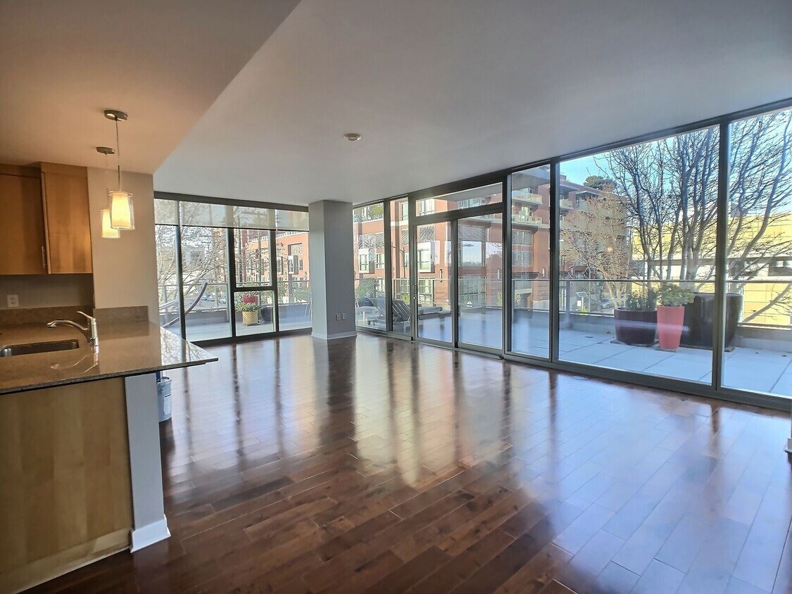 Primary Photo - Gorgeous 2 Bedroom Condo with Huge Outdoor...