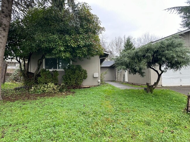 Building Photo - 2 bed 1 1/2 bath duplex in Springfield!