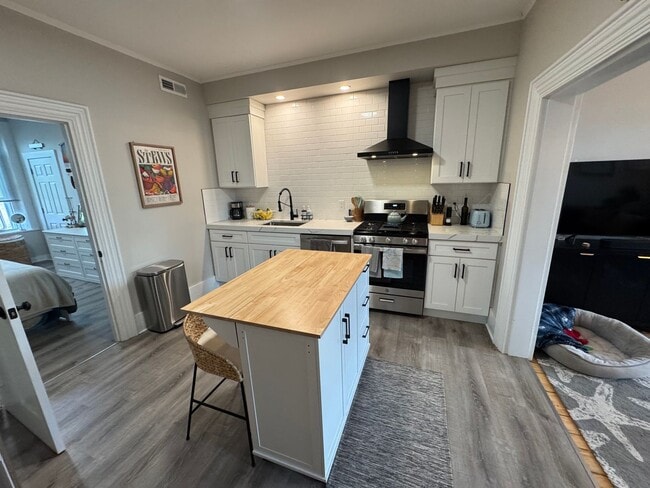 Building Photo - Updated 1 Bedroom in Downtown Amesbury - Available September 1st