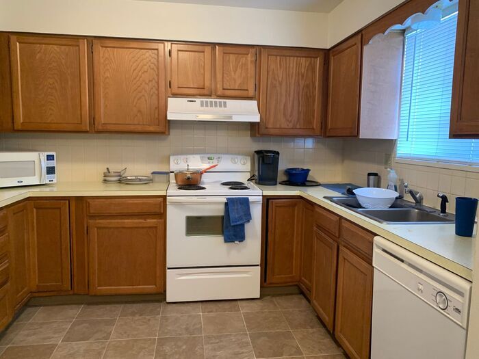 Primary Photo - Fantastic, Bright 2 Bedroom 1 Bath Apartme...