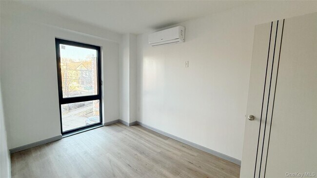 Foto del edificio - 70-40 45th Ave