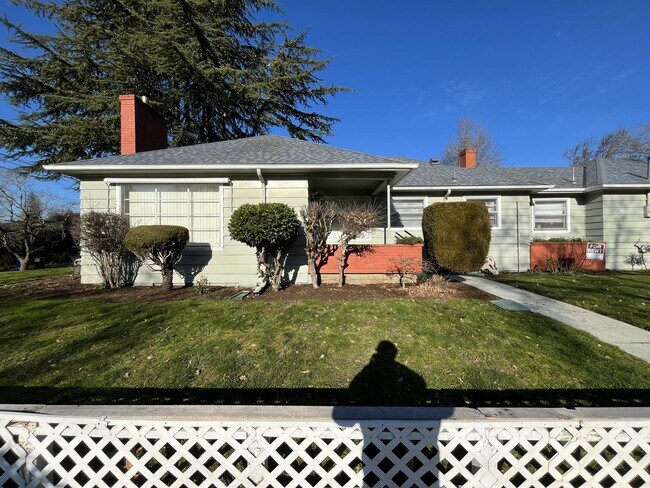 Foto del edificio - Charming Single-Level Corner-Lot Home with Bright Interiors, Open Kitchen & Room to Relax