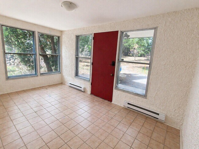Building Photo - 1360 Chem. d'Aylmer