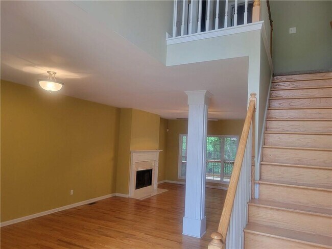 Foto del edificio - 5555 Holly Springs Dr