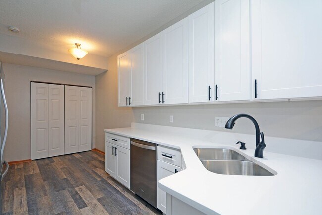 Building Photo - 3 Bed 2.5 Bath Townhouse in Shakopee