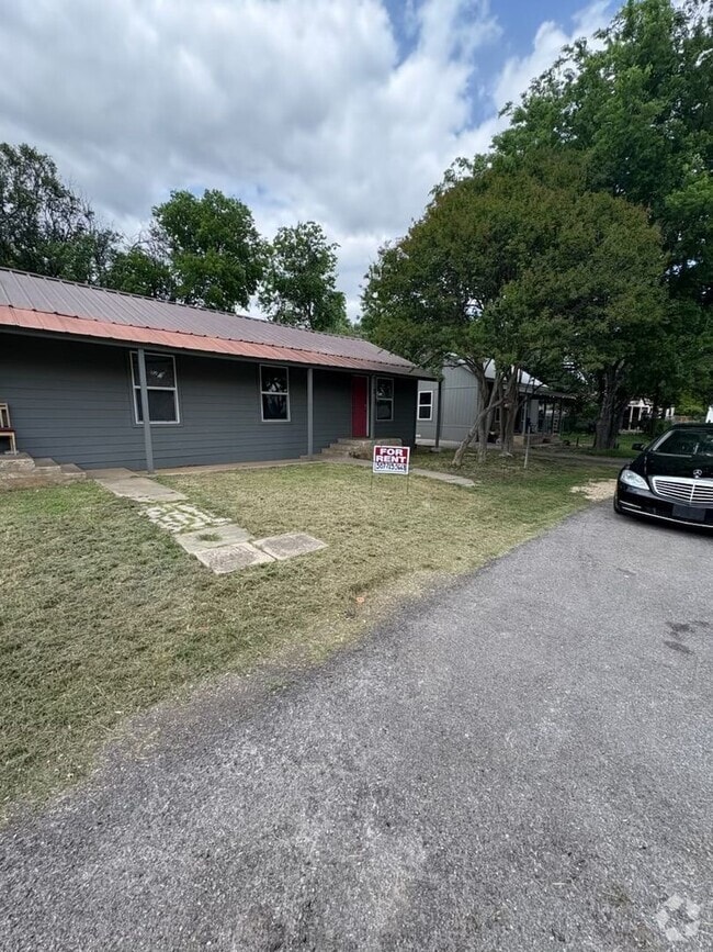 Building Photo - 706 S Burleson St