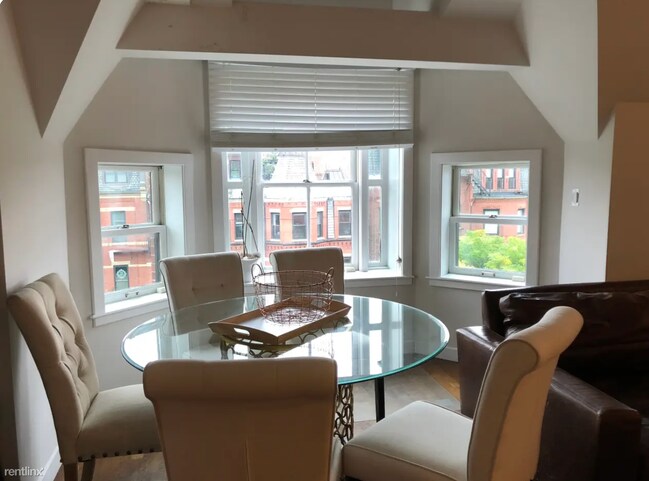 Building Photo - 252 Newbury St