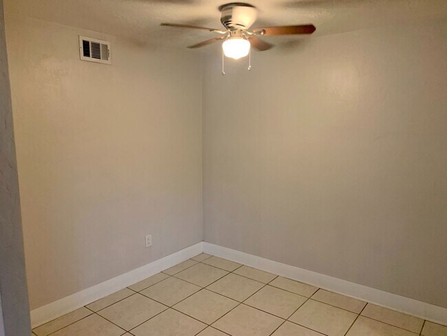 Building Photo - 2 br, 2 bath House - 5900 22ND AVE N UNIT 1