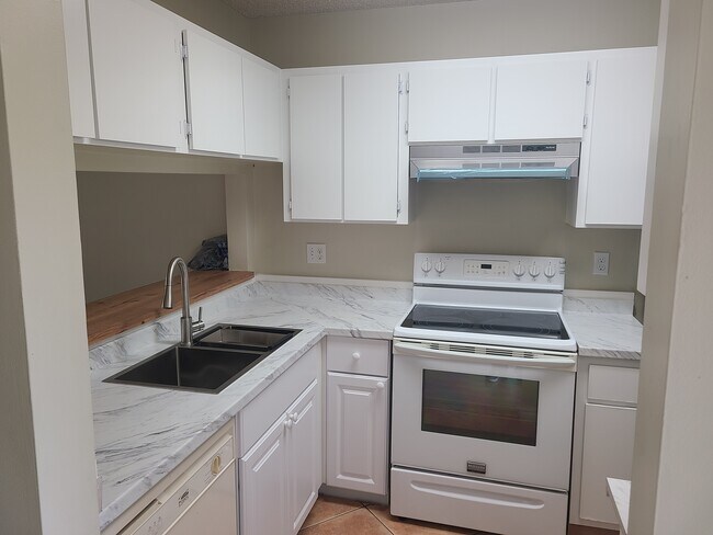 Building Photo - 9927 Three Lakes Cir