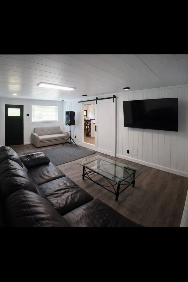 Building Photo - 937 Avenue B