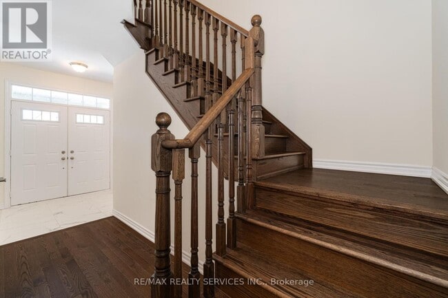 Building Photo - 37 Royal Fern Cres