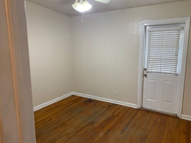 Building Photo - 3 Bedroom House on Kyle St, Available NOW!