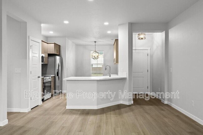 Building Photo - 895 N Aleppo Wy