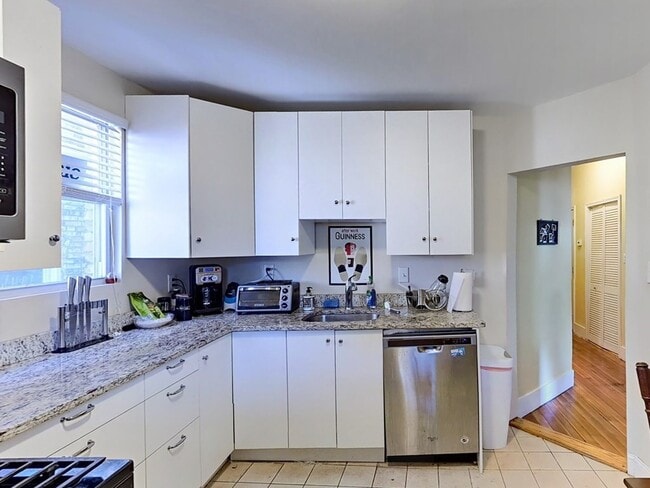 Building Photo - 12 Chilcott Pl