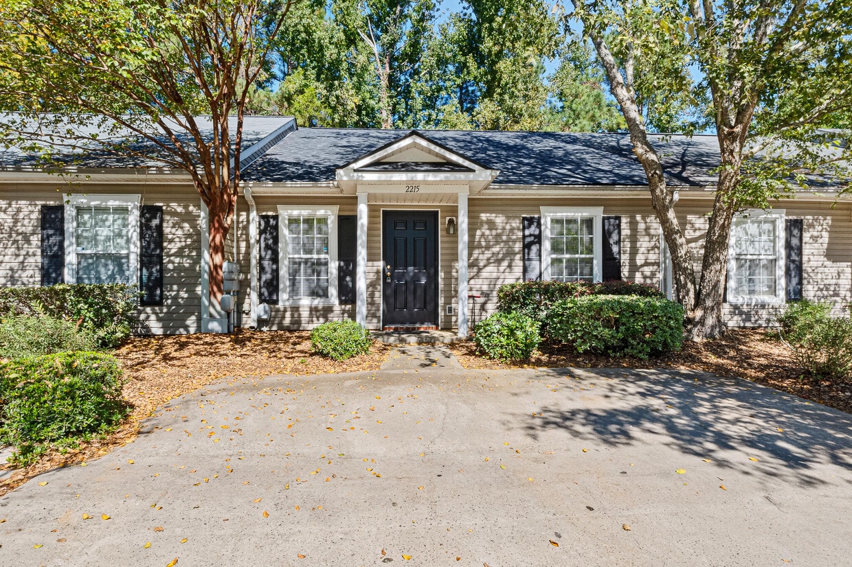 Foto principal - 2215 Bridgeton Rd