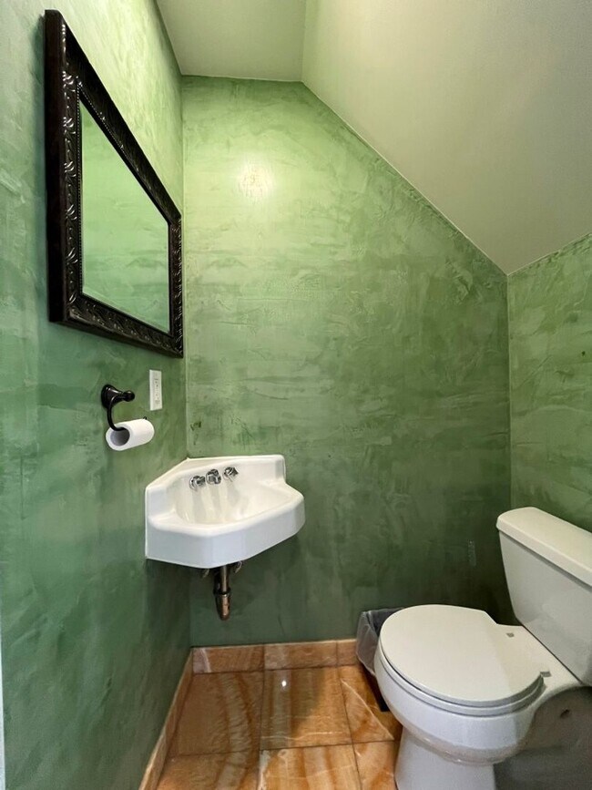 Building Photo - Double en-suites, downstairs bonus room, p...