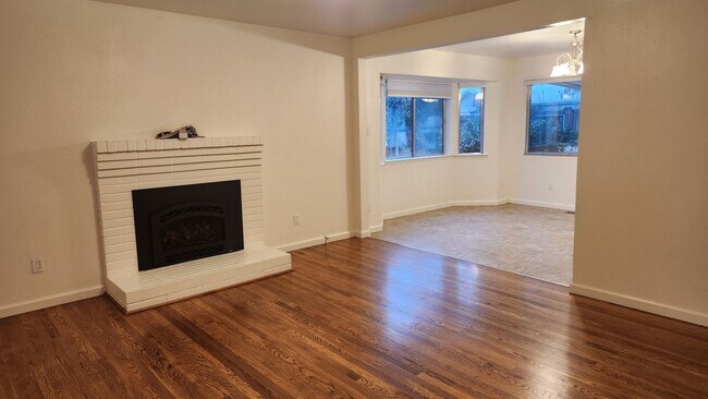 Building Photo - Wonderful 3 bedroom home close to schools and shopping!
