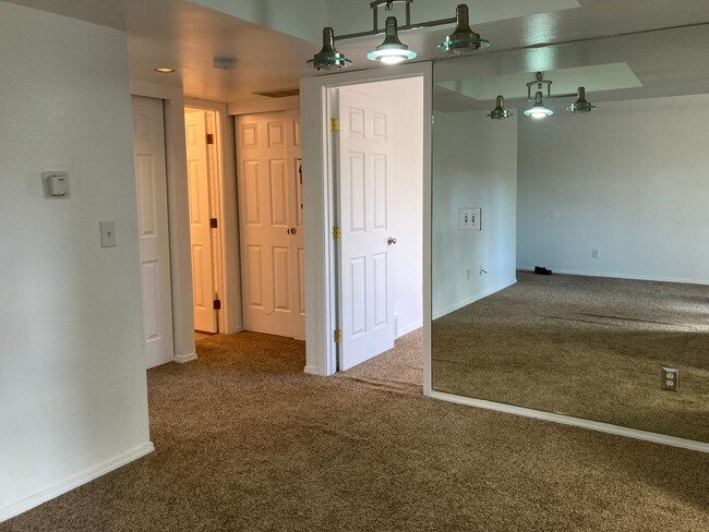 Building Photo - Well Kept 2 Bedroom Foxridge Condo W/Garag...