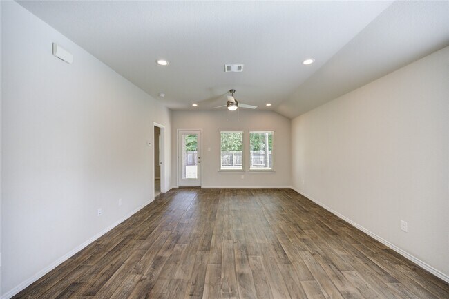 Foto del edificio - 16937 Rich Pines Dr