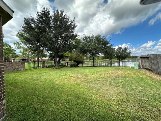 Building Photo - 13115 Southern Valley Dr