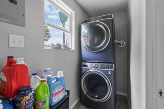 Building Photo - 100 6th Ave