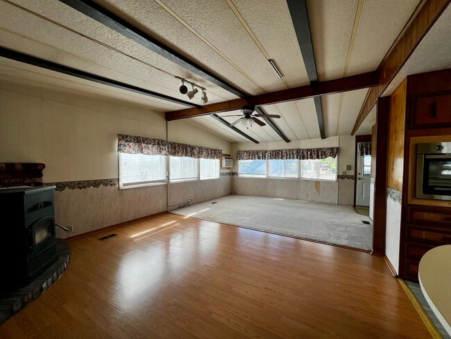 Foto del edificio - Non-Refundable & Security Deposit Total: $1300.00
