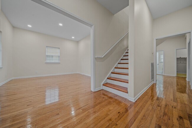 Foto del edificio - Spacious & Recently Renovated 4 Bedroom Home Available Now!!