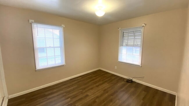Building Photo - 2 Bedroom, 1 Bath Home w/Garage Available ...