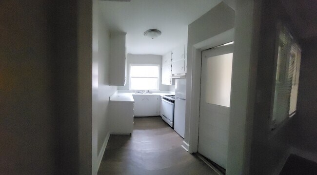 Building Photo - 612 29th St