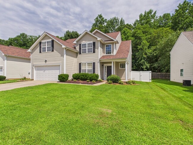 Building Photo - Charming 4-Bedroom 2.5 Bathroom Home locat...