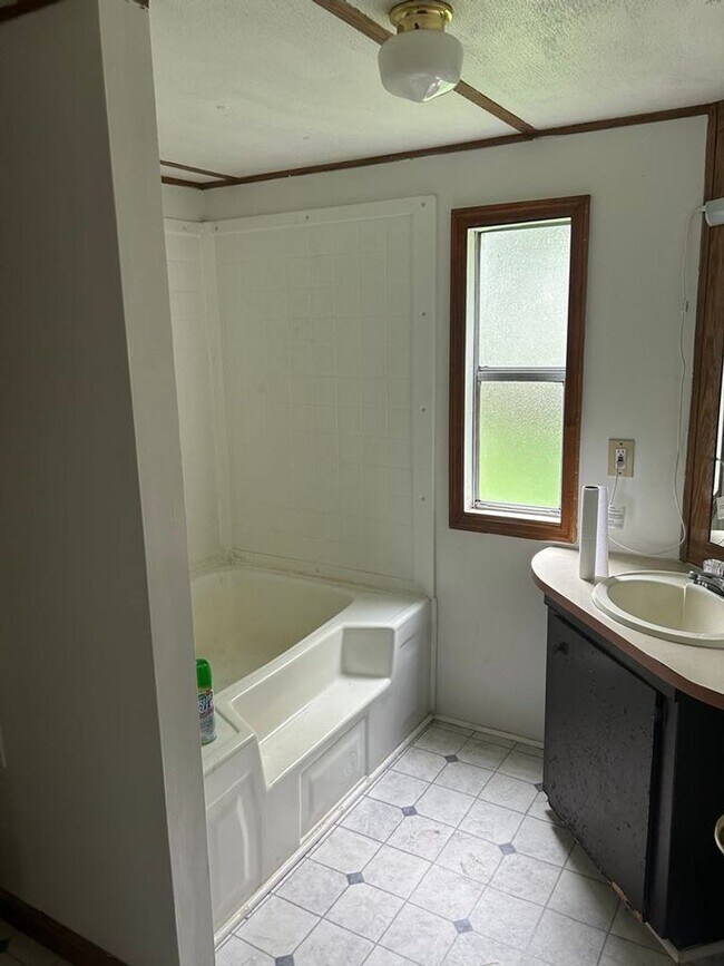 Building Photo - Maryville 37801 - 2 bedroom, 2 bath single...