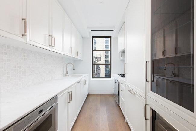 Building Photo - 270 W 91st St