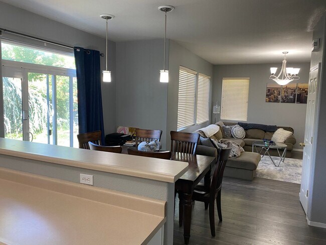 Building Photo - Walking Distance to neighborhood schools a...