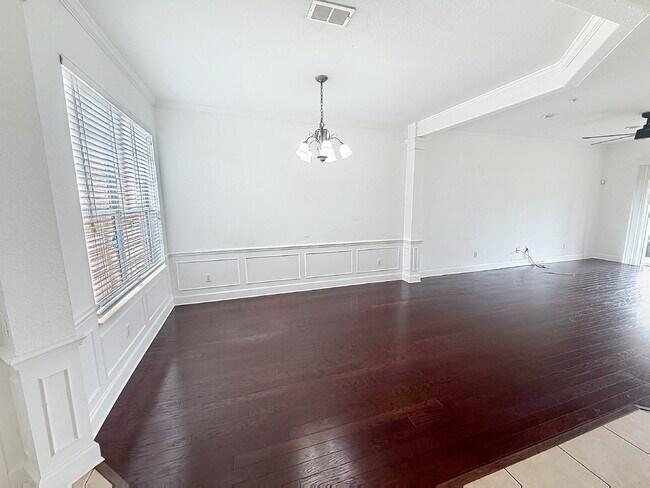 Building Photo - Beautiful 3 Beds and 2.5 Baths townhome with 2 car garage in Stonebridge Commons!