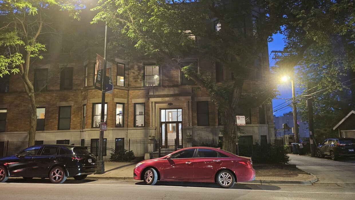 Foto principal - 1320 W Wilson Ave