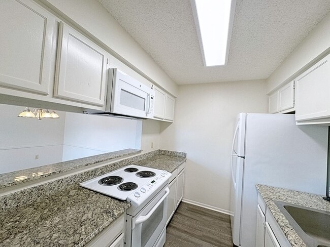 Building Photo - 2  Bedroom Condo off Essen near local Hosp...