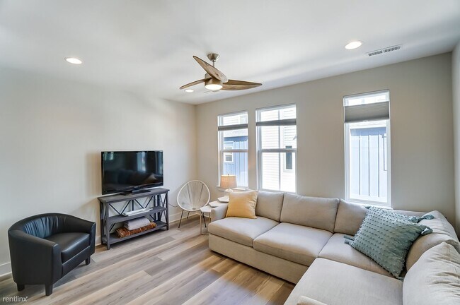 Foto del edificio - 2 br, 2.5 bath Townhome - 1011 East 36th S...