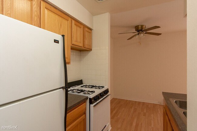 Building Photo - 530 W Aldine Ave