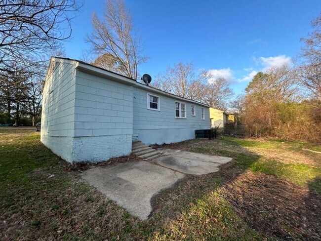 Building Photo - 1058 Combs St
