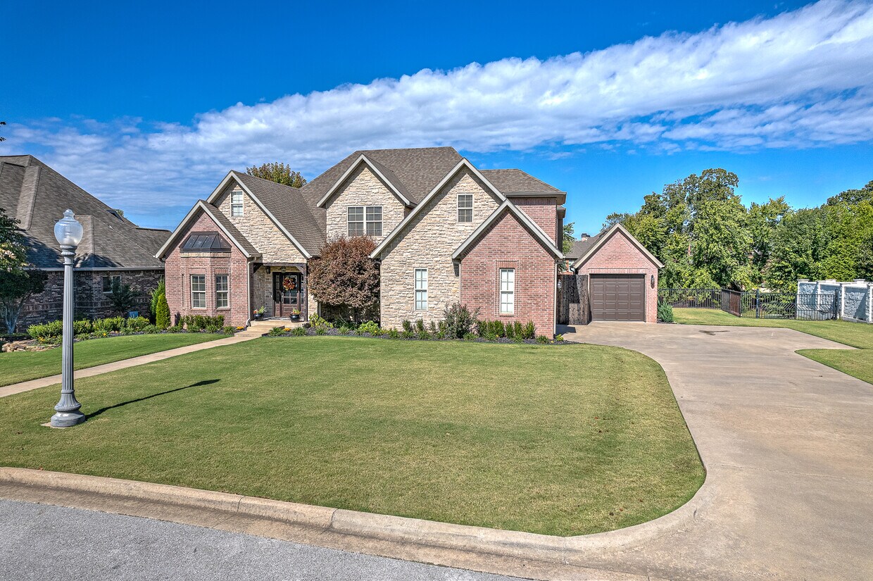 Primary Photo - 19 W Dover Dr