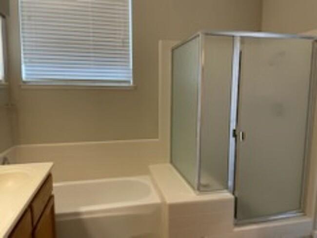 Building Photo - 3 Bedroom, 2 Bath Home $200.00 Off 1st Mon...