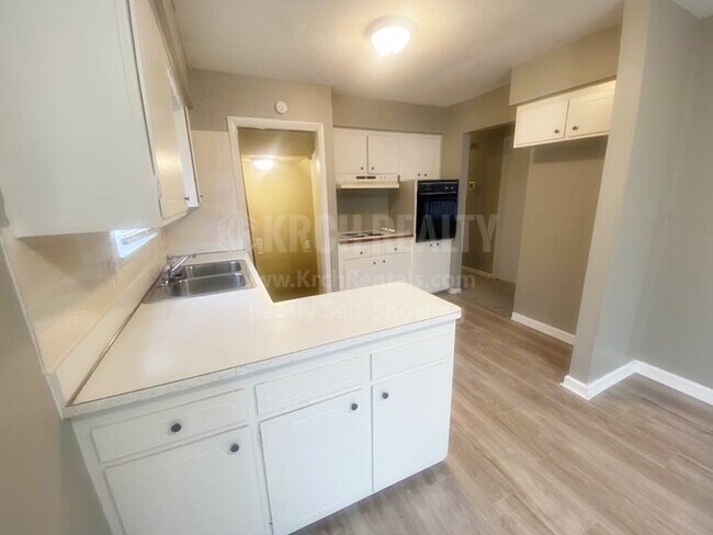 Building Photo - Nicely renovated 3 bedroom, 1.5 bathroom r...