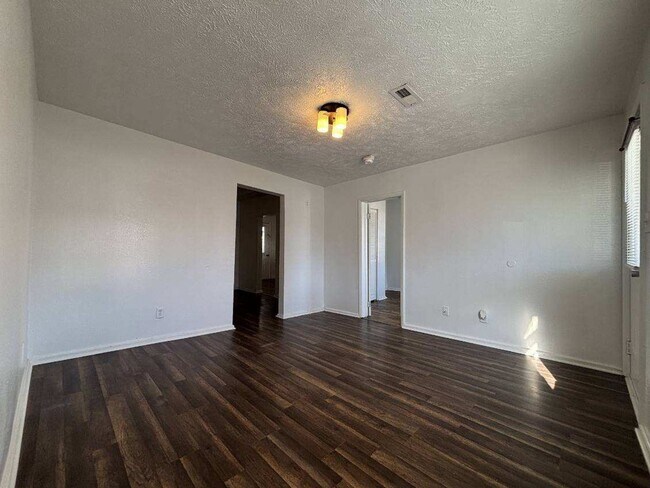 Foto del edificio - Available Now 1 bedroom 1 bathroom bungalow