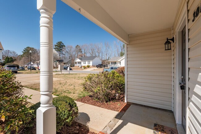 Building Photo - Stunning and Spacious! 3Bed/2.5Bath Townho...