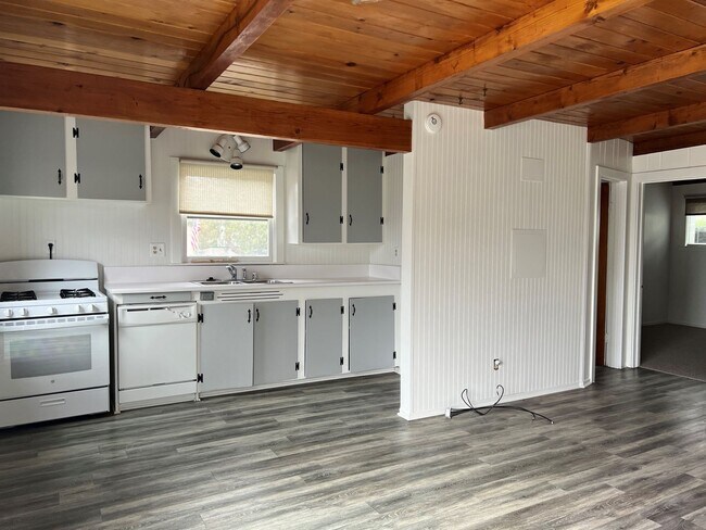 Building Photo - Cozy 2 bed, 3/4 bath Beach House in Cayuco...