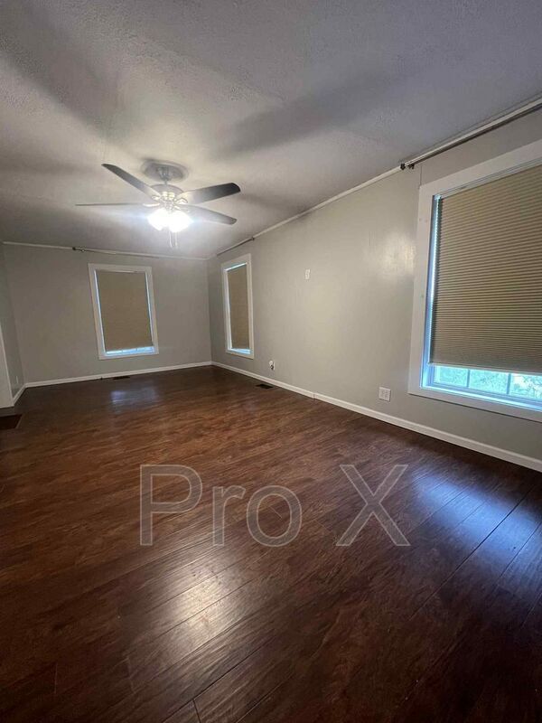 Foto del edificio - 3102 E 8th St