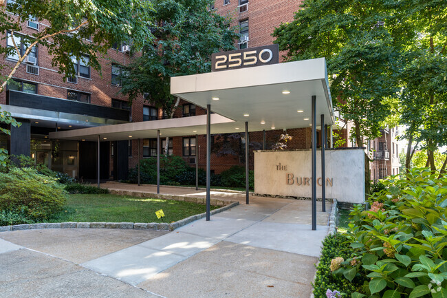 Foto del edificio - 2550 Independence Ave