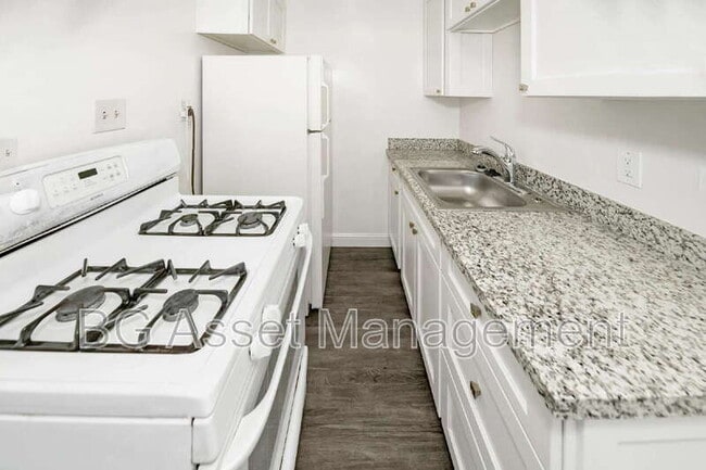 Building Photo - 1875 Powell St